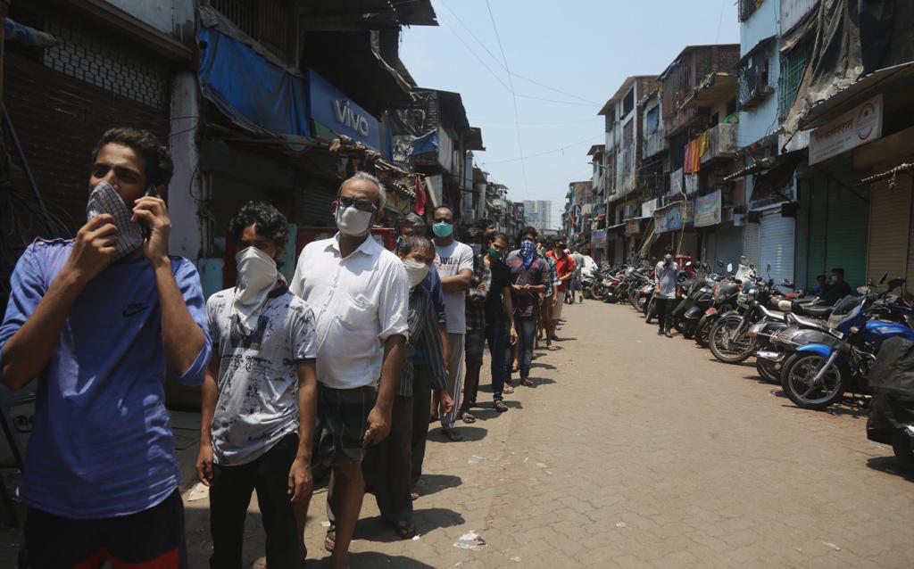 हातावर पोट असणाऱ्या या कामगारांचे लॉकडाउन काळात प्रचंड हाल झाले. रोजगार तुटला, राहण्यासाठी धड निवारा नाही अशा परिस्थितीत अनेक मजुरांना रस्त्यावर दिवस काढायला लागले.