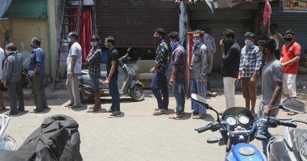 तरीही शक्य होईल तितकं सोशल डिस्टन्सिंगचा नियम पाळण्याचा प्रयत्न कामगार करत आहेत.