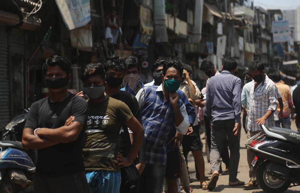 फॉर्म मिळवण्याची रांग खूप मोठी आहे, त्यामुळे माझा नंबर कधी येणार ही भावना प्रत्येक कामगाराच्या चेहऱ्यावर असते