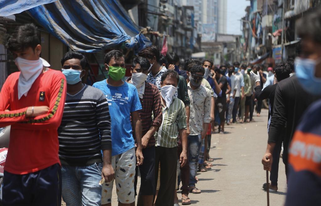 पण अखेरीस सरकारने गावाला परत जाण्याची परवानगी दिल्याने या कामगारांना जरा हायस वाटतंय. वडाळ्यातील भारतीय कमला नगर भागात बाहेर जाण्यासाठी मिळणाऱ्या फॉर्म स्वीकारण्यासाठी झालेली कामगारांची गर्दी