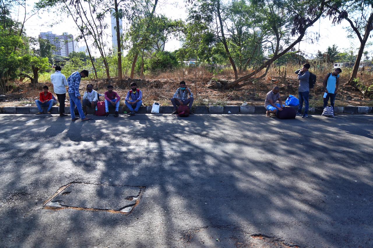 वाटेत रस्त्याच्या कडेला सावली दिसली की जरा आरामासाठी थांबायचं (छायाचित्र - निर्मल हरिंद्रन)