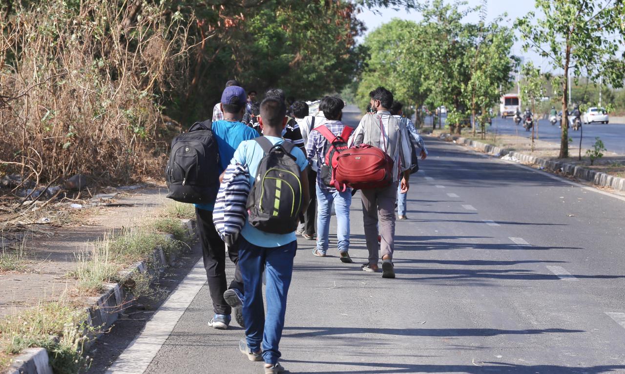 गावावरुन मुंबईत आलेल्या आपल्या मित्रांसोबत मी मंडळी मजल-दरमजल करत पुढचा प्रवास करत आहेत. (छायाचित्र - निर्मल हरिंद्रन)