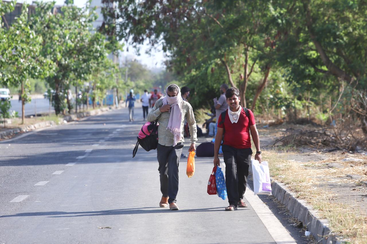 सगळे सोपस्कार पार पडले की मग परत सुरु होतो घराकडचा प्रवास. (छायाचित्र - निर्मल हरिंद्रन)
