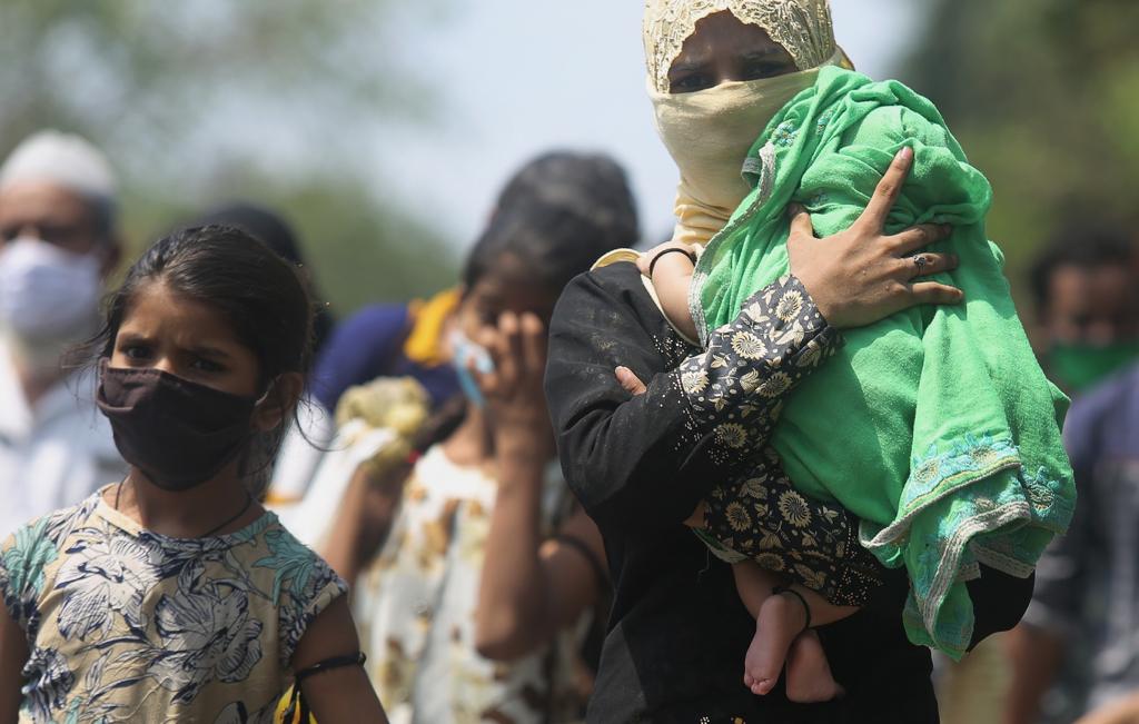 आपल्या लहानग्या बाळाला उन्हाचा त्रास होऊ नये म्हणून विशेष काळजी घेताना आई