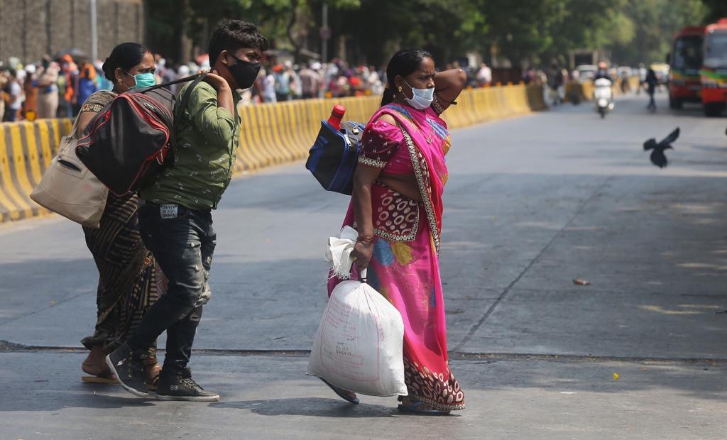 होतं नव्हतं ते सगळं सामान सोबत घेऊन घरची आस या कामगारांना लागलेली आहे.