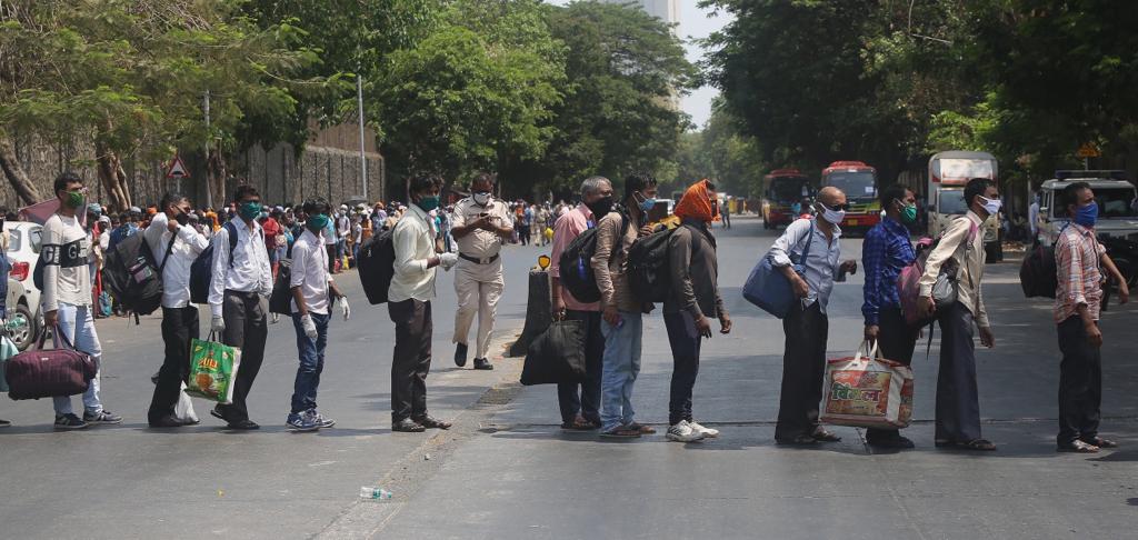 मुंबईच्या विविध भागातून या कामगारांना बेस्ट बसच्या सहाय्याने CSMT भागात आणलं जात आहे.
