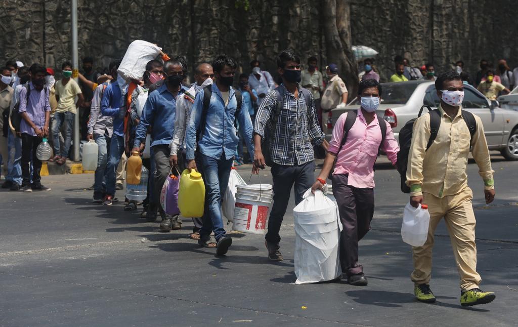 अखेरीस मायानगरी मुंबईला रामराम करत गड्या आपला गावच बरा असं म्हणण्याची वेळ या कामगारांवर आलीये.