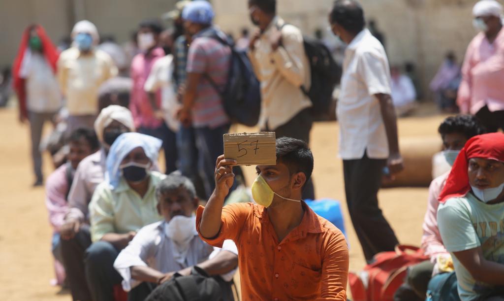 माहिती भरुन दिलेल्या कामगारांना इथे अशा पद्धतीने खास टोकन देण्यात येत आहे