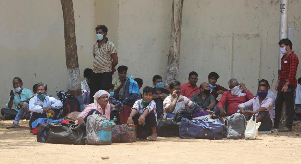 रस्त्याच्या कडेला कुठेही सावली दिसली की कामगार तिकडे आराम करायला थांबतात