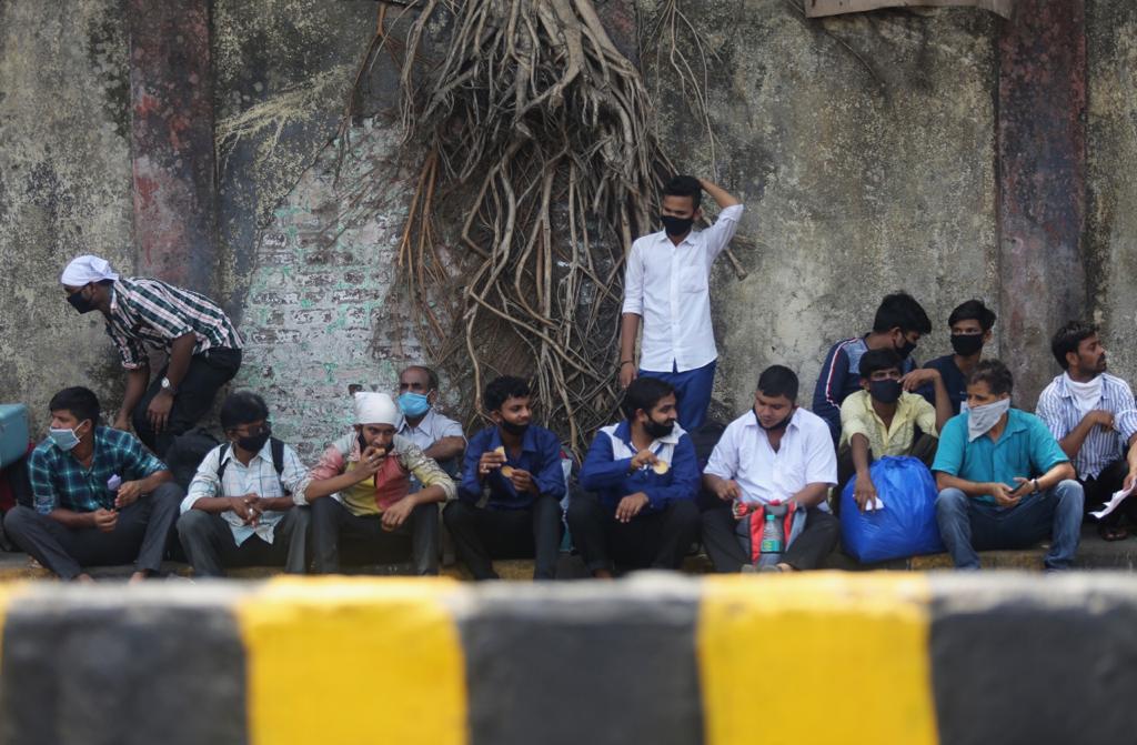 CSMT रेल्वे स्थानक, आजुूबाजूचा परिसर, आझाद मैदान भागात कामगार रस्त्यावर थांबत आपला नंबर कधी येईल याची वाट पाहत असतात