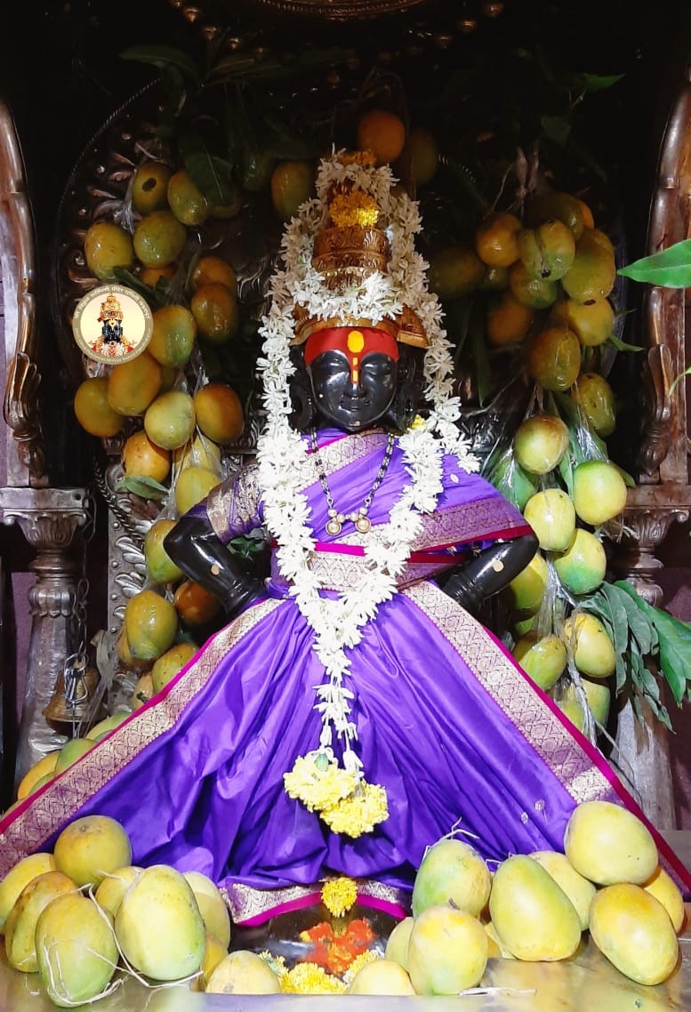 करोनामुळे देशभरात लागू करण्यात आलेल्या लॉकडाउनमुळे विठ्ठल-रुक्मिणी मंदीर भाविकांसाठी बंद ठेवण्यात आलं आहे