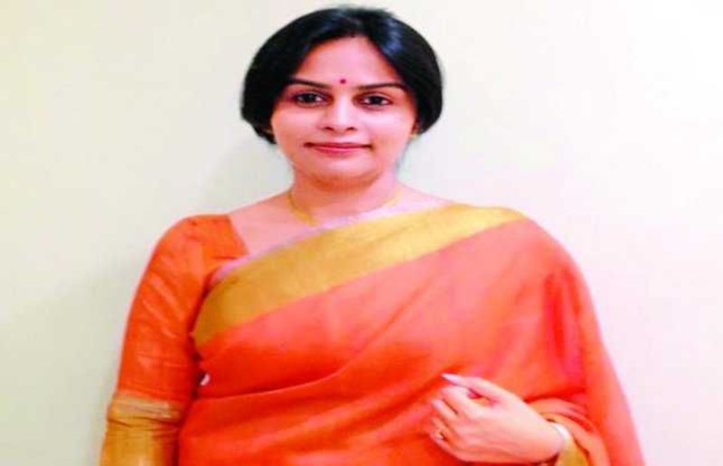 सर्व काही सुरळीत सुरू असताना प्रियंकाच्या आयुष्यात एक घटना घडली. त्या घटनेनं प्रियंकाला देशातील एक युवा आयएएस केलं. एका महिलानं प्रियंकाला तू काय कलेक्टर आहेस का? असा प्रश्न विचारत खडसावलं.. येथूनच सुरू झाला प्रियंकाचा आयएएस चा प्रवास...