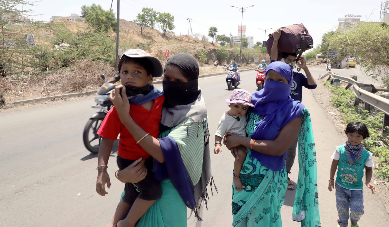 सोबत असलेल्या दोन मुलांना या परिस्थितीचा त्रास होऊ नये यासाठी त्यांच्या आई काळजी घेत आहेत. (छायाचित्र - पवन खेंगरे)