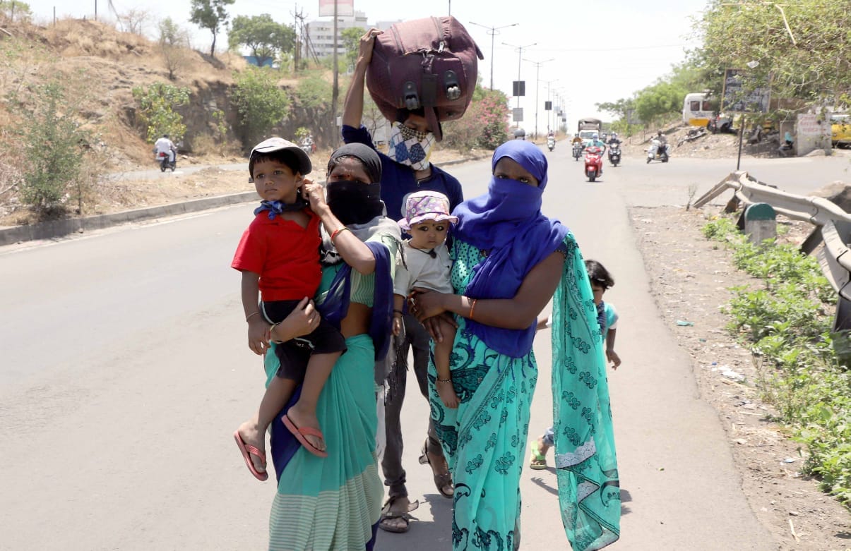 पुण्यातील काही कामगारांवर दुहेरी संकट आलं आहे. घराचं भाडं न दिल्यामुळे या कामगारांवर रस्त्यावर येण्याची वेळ आली आहे. (छायाचित्र - पवन खेंगरे)