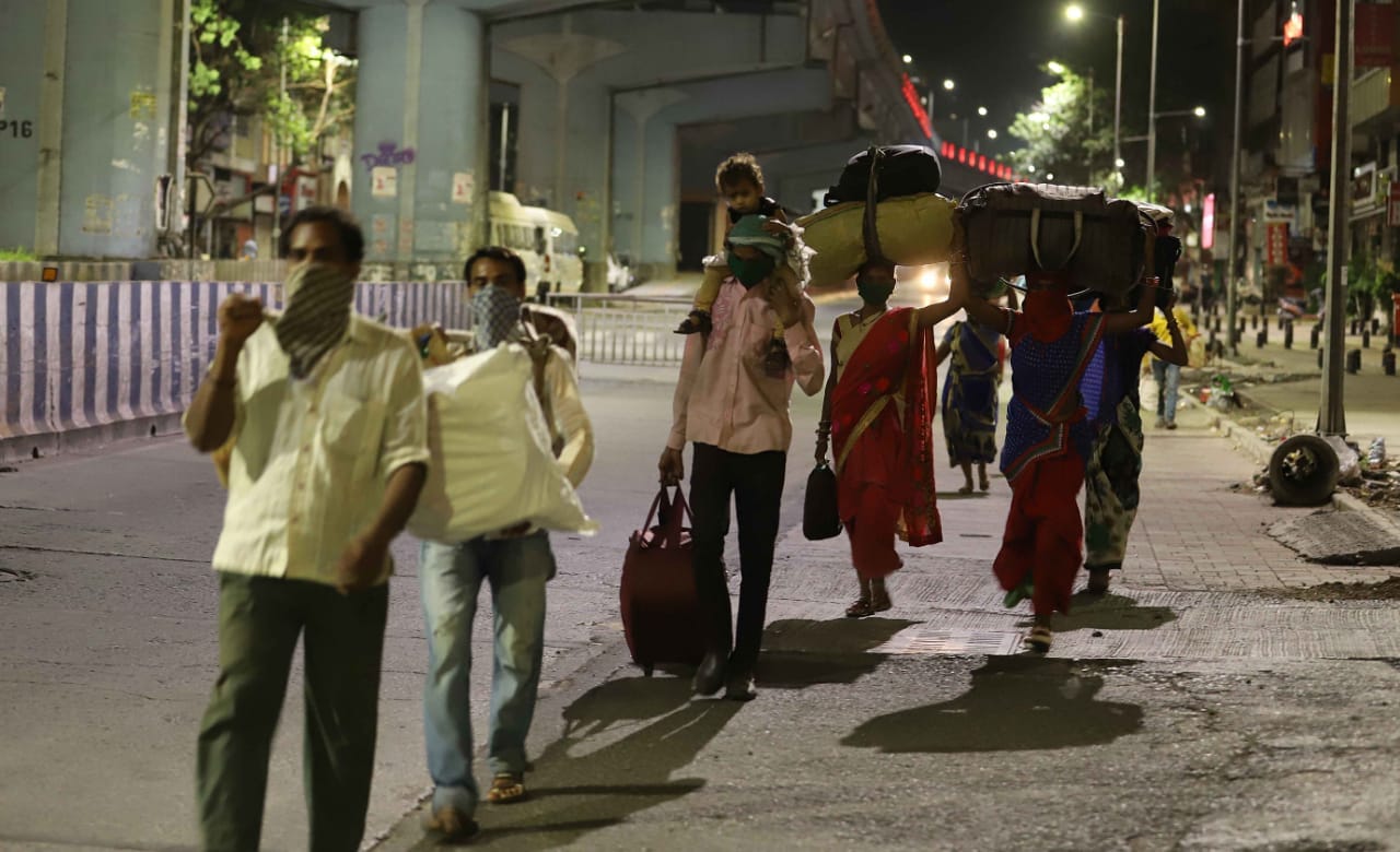लॉकडाउनमुळे आपल्या घरापासून दूर अडकलेल्या परप्रांतीय मजुरांना प्रवास करण्याची परवानगी अखेरीस केंद्र सरकारने दिली. यानंतर मुंबई, पुणे यासारख्या महत्वाच्या शहरांमधून परप्रांतीय कामगार आपल्या घराकडे निघाले आहेत. करोनाने आपला संसार मोडला असला तरीही उरलीसुरली जिद्द मनात घेऊन हे कामगार पायी घर गाठत आहेत. (सर्व छायाचित्र - पवन खेंगरे)