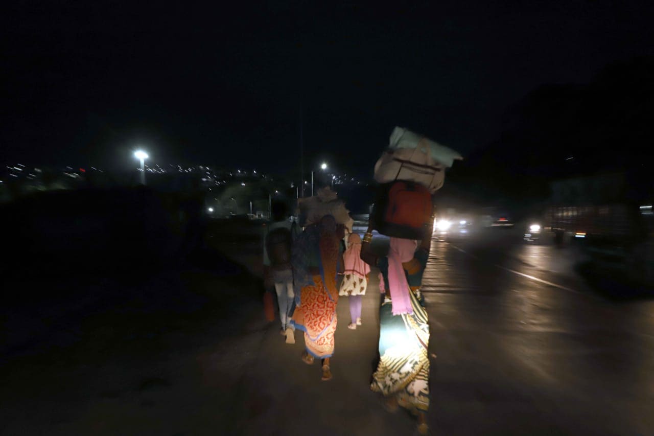 घर गाठेपर्यंतचा प्रवास फार मोठा आहे, त्यात रात्रीच प्रवास करायचं ठरवल्यामुळे जितकं लवकर जास्त अंतर कापता येईल तितकं कापायचं हे या कामगारांनी ठरवलंय.
