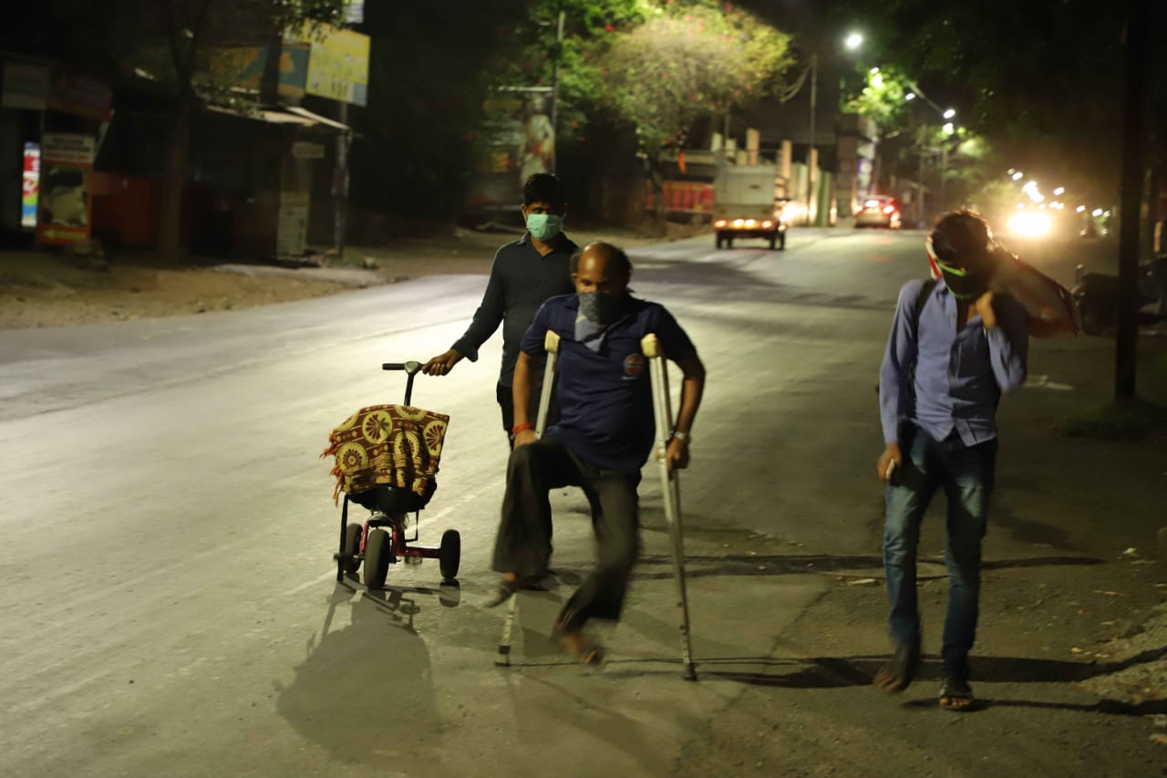 करोना आणि लॉकडाउन काळात या कामगारांनी एवढं काही सोसलं आहे की आता आपलं घर गाठण्यापलीकडे यांच्याजवळ कोणताही पर्याय शिल्लक नाही. हा दिव्यांग कामगाराची जिद्दच सर्वकाही बोलून जाते.