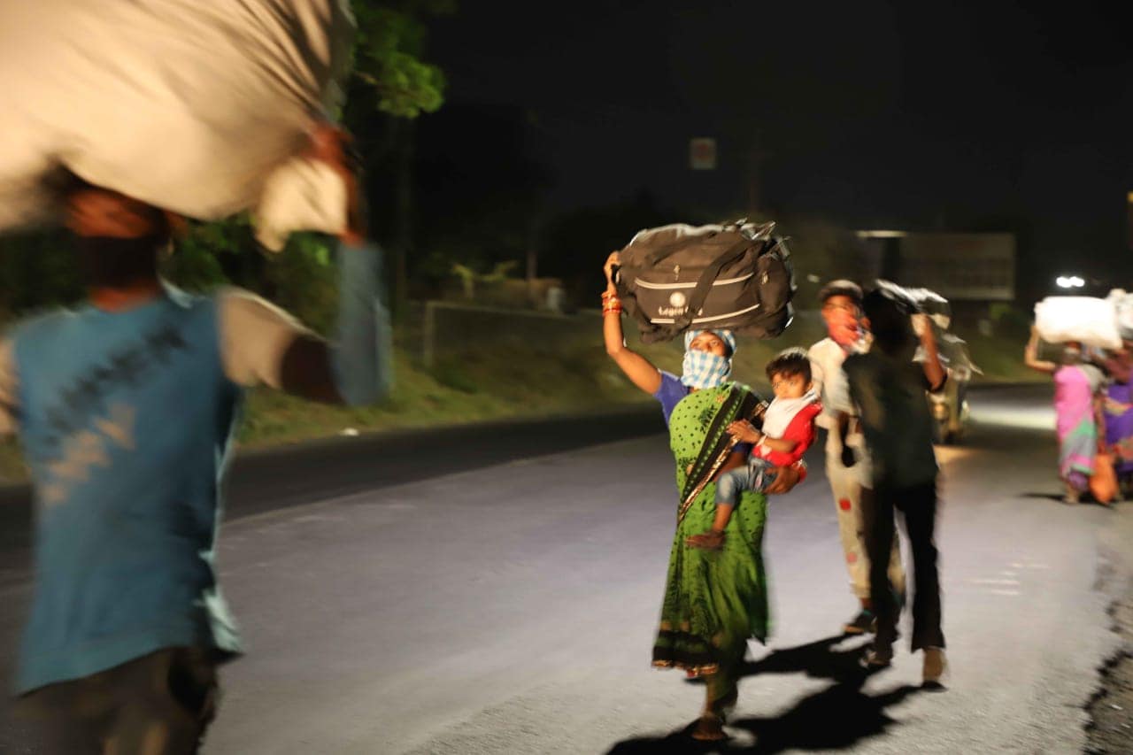 रात्रीच्या प्रवासात अपघाताचीही भीती असतेच...अशावेळी आपल्या मुलांची शक्य तितकी काळजी घेत सांभाळून हा प्रवास सुरु असतो.