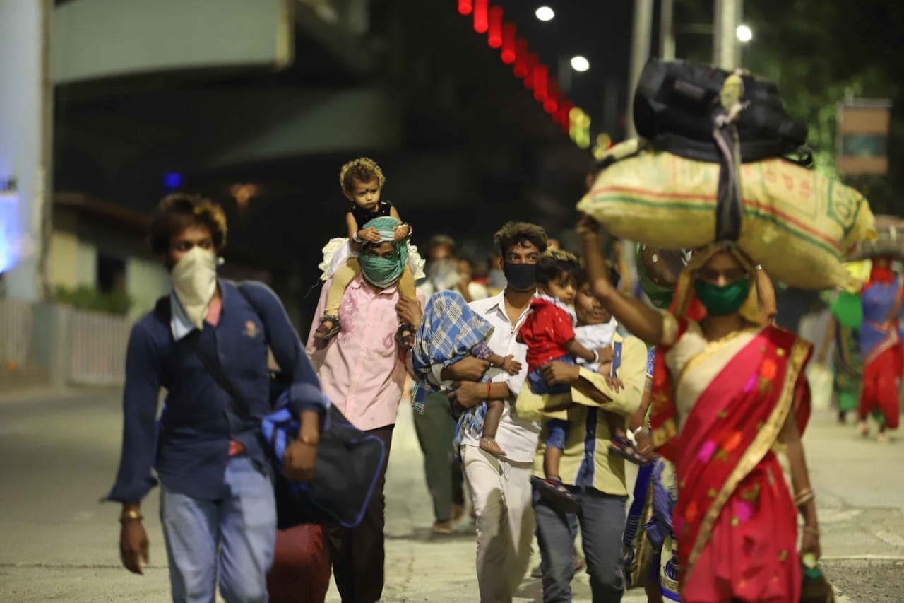 उत्तर प्रदेश-बिहारमधून आलेले हे कामगार पुण्यातून पायी चालत आपल्या घराकडे निघाले आहेत. सध्या दिवसा सूर्यनारायणाचा वाढता प्रकोप पाहता या कामगारांनी फक्त रात्री प्रवास करण्याचं ठरवलं आहे.