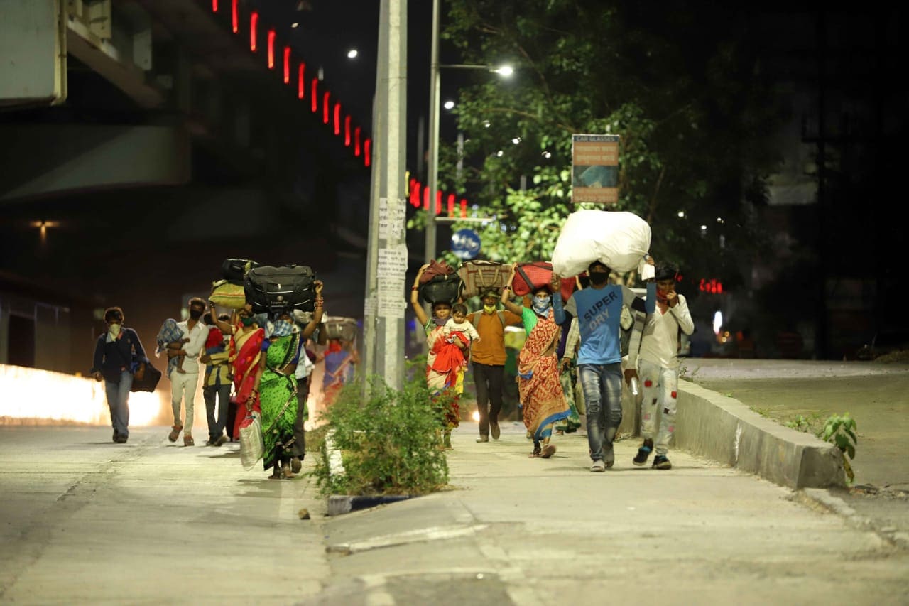 मजल-दरमजल करत असताना मध्येच या कष्टकऱ्यांना आपल्यासारखेच कोणीतरी भेटतात, मग त्यांच्या जोडीने सुरु होतो पुढचा प्रवास...