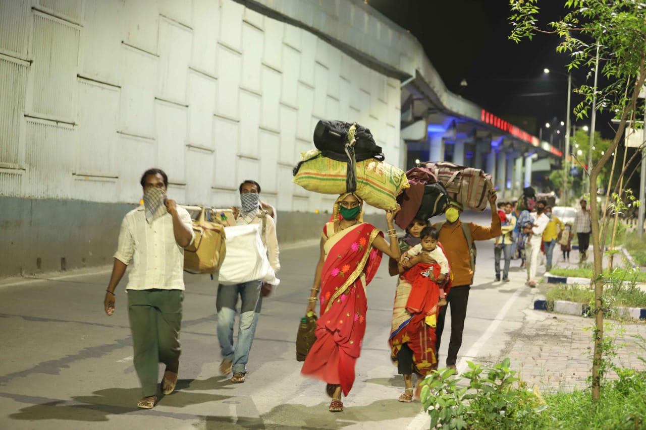 सरतेशेवटी रस्त्याने प्रवास करत वाटेत जे कोणंत वाहन मिळेल त्यातून पुढे जायचं हे या कामगारांनी ठरवलंय.