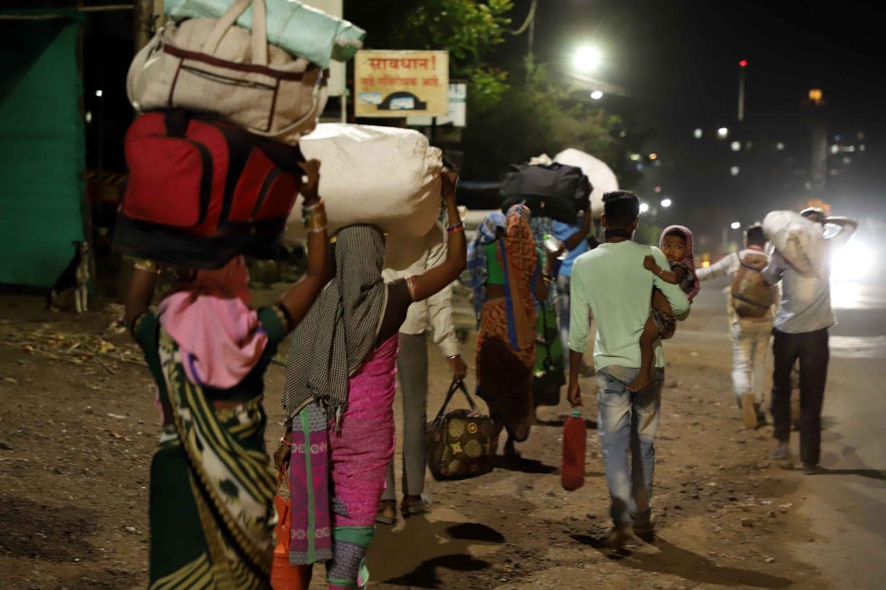 आराम झाला की आपलं सामान डोक्यावर घेऊन, मुलांना सोबत घेऊन मग हे कामगार पुन्हा एकदा आपल्या घराच्या दिशेने प्रवास सुरु करतात.