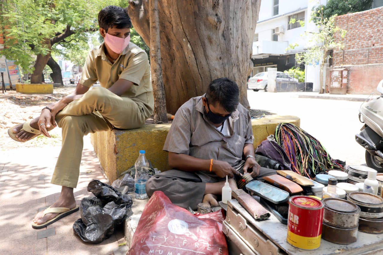 लॉकडाउन काळात हातावर पोट असलेल्या अनेक छोट्या उद्योगधंद्यांना चांगलाच फटका बसला. पुण्यात चप्पल-बुट दुरुस्त करणाऱ्यांनीही आज श्रीगणेशा केला.