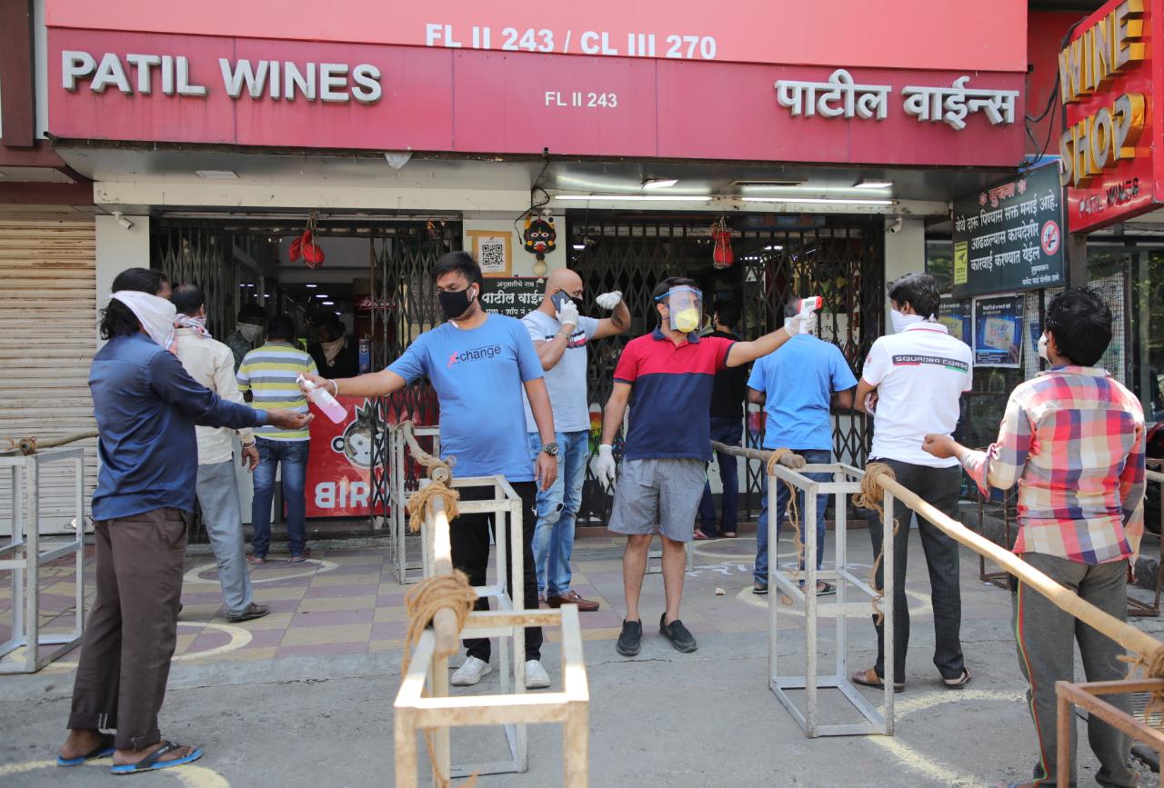 दुकानात येणाऱ्या प्रत्येक ग्राहकाला हँड सॅनिटायजर देण्याची सोय इथल्या दुकानदारांनी केली आहे. (छायाचित्र - आशिष काळे)