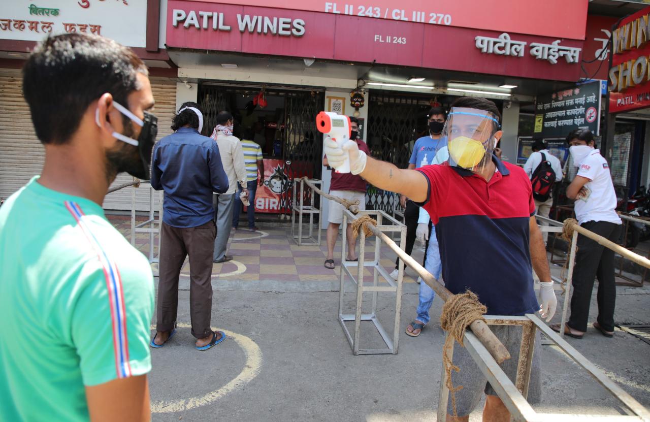 याचसोबत प्रत्येक ग्राहकाचं इथे थर्मल चेकींगही होतंय. (छायाचित्र - आशिष काळे)