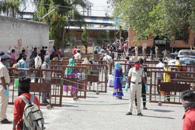 पुण्यात अडकलेल्या मध्य प्रदेशातील कामगारांना त्यांच्या घरी सोडण्यासाठी एक गाडी रेवा च्या दिशेने रवाना झाली.