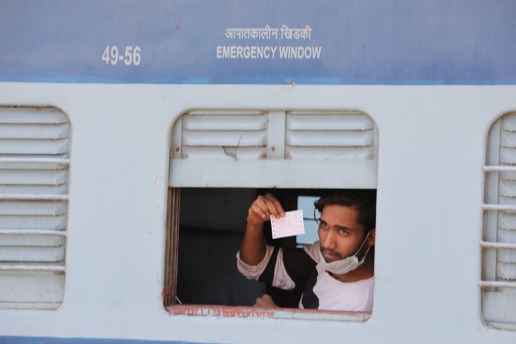 गाडीत शिरलो, बसायला खिडकीकडची जागा मिळाल्यानंतर आपलं तिकीट दाखवताना एक कामगार