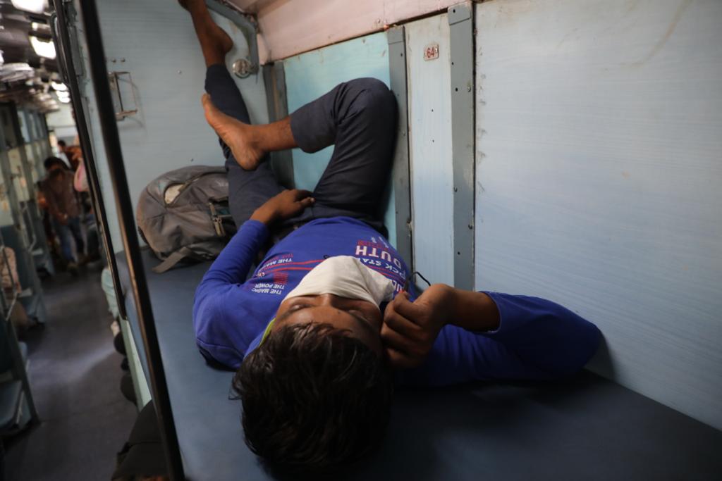 काही जणांनी जागा मिळाल्यावर थेट पाय पसरत आपल्या घरच्यांना फोन करुन आपली ख्यालीखुशाली कळवण्यास सुरुवात केली