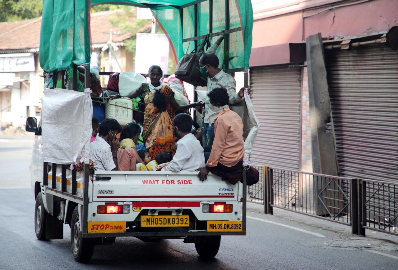 करोना विषाणूचा सामना करण्यासाठी देशभरात लॉकडाउनची घोषणा करण्यात आलेली आहे. गेले काही महिने आपल्या घरापासून दूर अडकलेल्या मजुरांनी अखेरीस मिळेल त्या मार्गाने घर गाठण्याचा प्रवास सुरु केला आहे. (सर्व छायाचित्र - आशिष काळे)