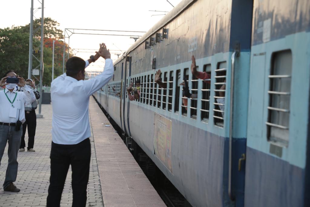 रेल्वे अधिकाऱ्यांनीही कामगारांना पुढील प्रवासासाठी शुभेच्छा दिल्या.