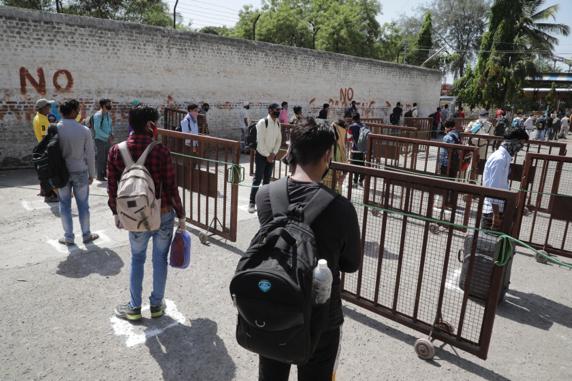 रेल्वे पोलीस आणि अधिकाऱ्यांकडून या कामगारांसाठी खास सोय करण्यात आली होती. सोशल डिस्टन्सिंगने नियम पाळत सर्वांना पाळीपाळीने रेल्वे स्थानकात सोडण्यात येत होतं.