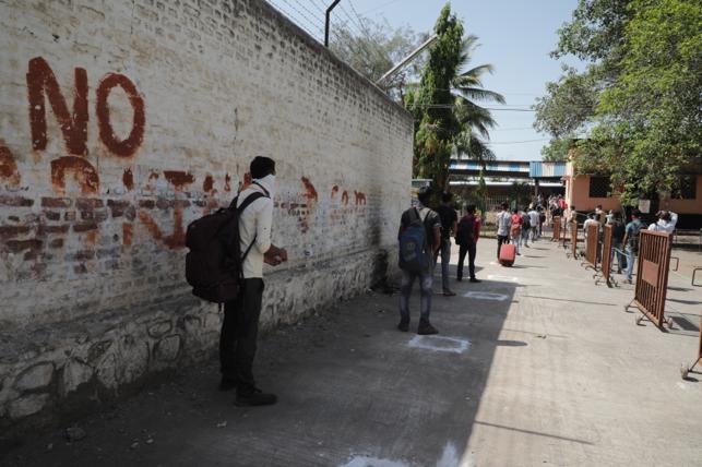 रणरणत्या उन्हात आडोसा शोधत थोडावेळ आराम करणारा कामगार