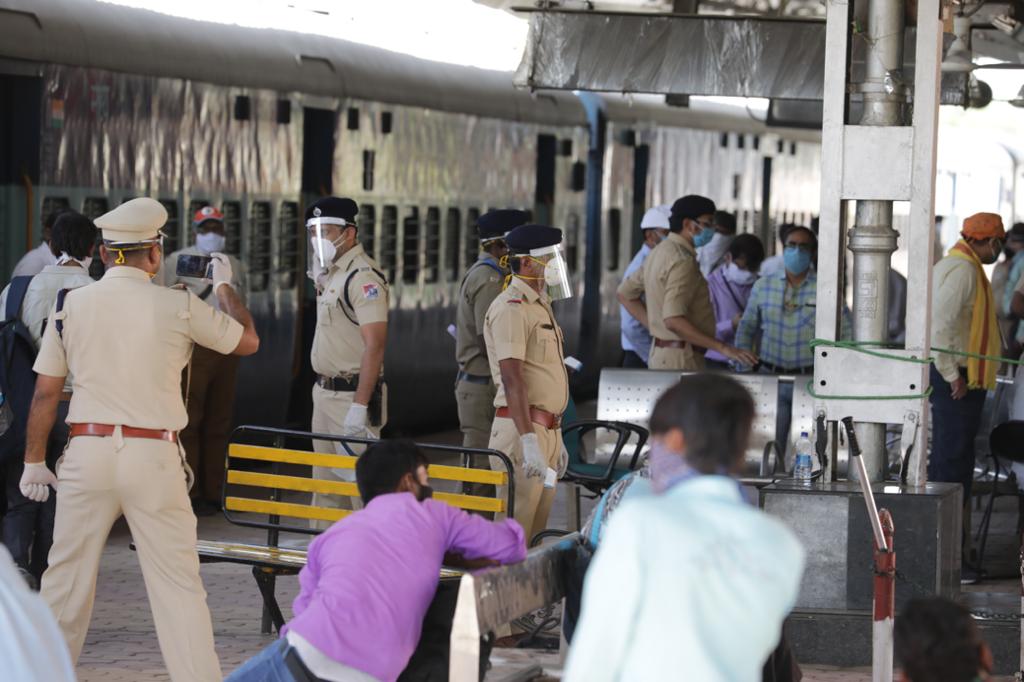 रेल्वे स्थानकात कोणताही अनुचित प्रकार घडू नये म्हणून पोलिसांचा विशेष बंदोबस्त असतो.
