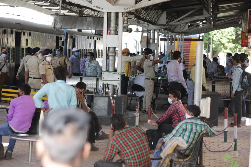 येणाऱ्या प्रत्येक कामगाराचं इथे थर्मल चेकिंग केलं जात आहे.
