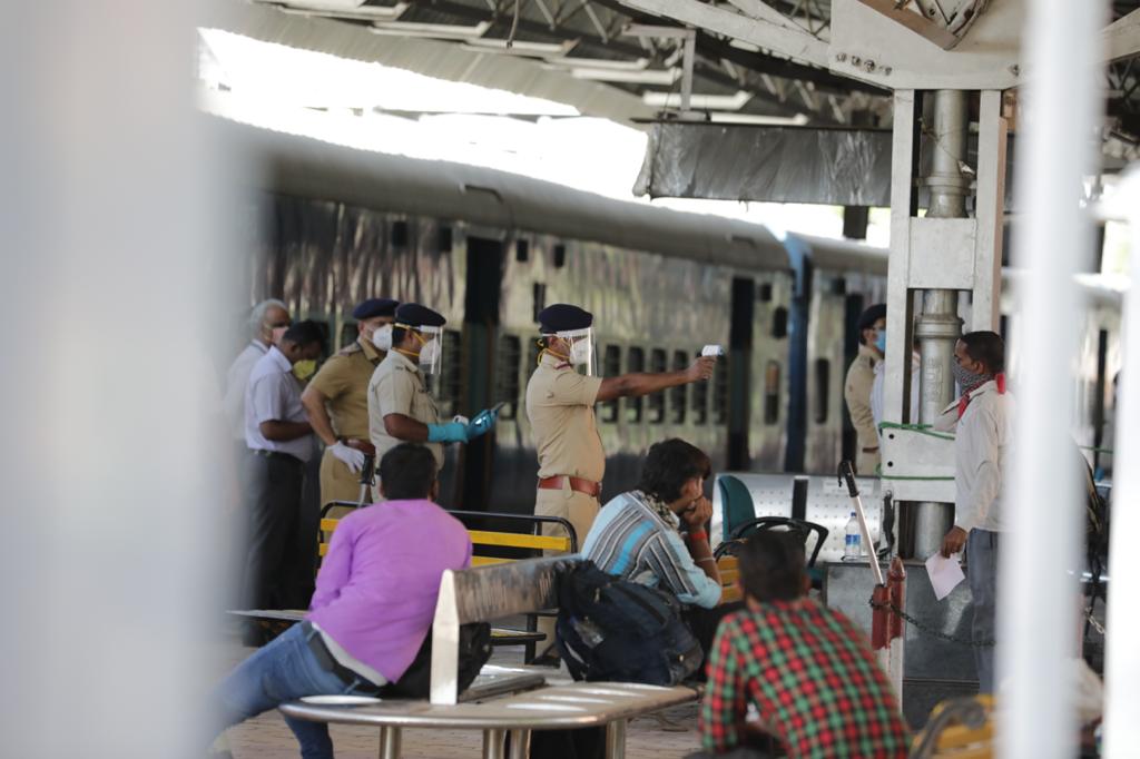 रेल्वे स्टेशनवरही डिस्टन्सिंगचा नियम पाळला जाईल याची काळजी पोलीस अधिकारी घेत आहेत.