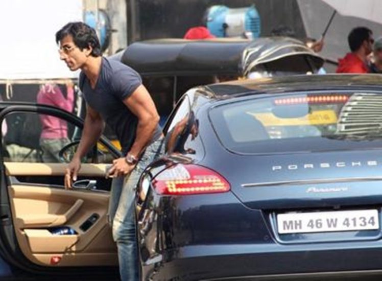 सोनू सूदकडे आलिशान पोर्श पैनेमेरा गाडी आहे. भारतात या गाडीची किंमत जवळपास २ करोड रुपये इतकी आहे.
