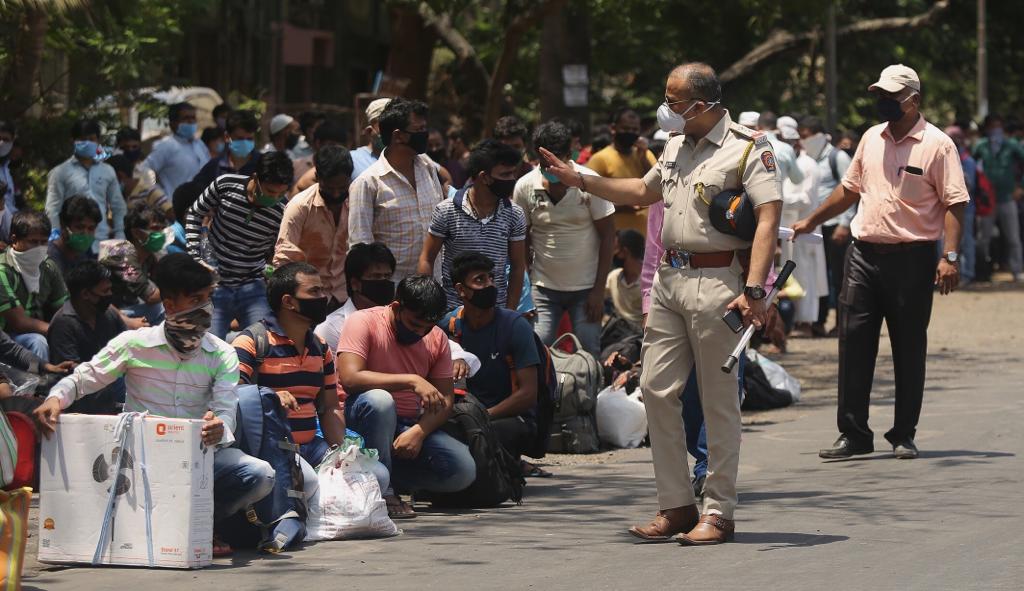 भारतातील सदैव गजबलेल्या रेल्वे स्थानकांपैकी एक असेलेल्या मुंबईतील लोकमान्य टिळक टर्मिनस येथे मंगळवारी मोठ्याप्रमाणावर गर्दी आढळून आली. (सर्व फोटो : प्रशांत नाडकर)