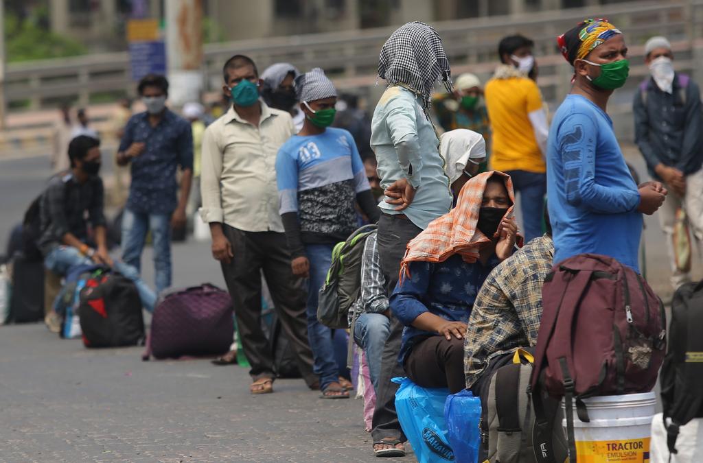 रेल्वे स्थानकाच्या बाहेर या मजुरांच्या लांबच लाब रांगा लागलेल्या होत्या.रेल्वे स्थानकाच्या बाहेर या मजुरांच्या लांबच लाब रांगा लागलेल्या होत्या.