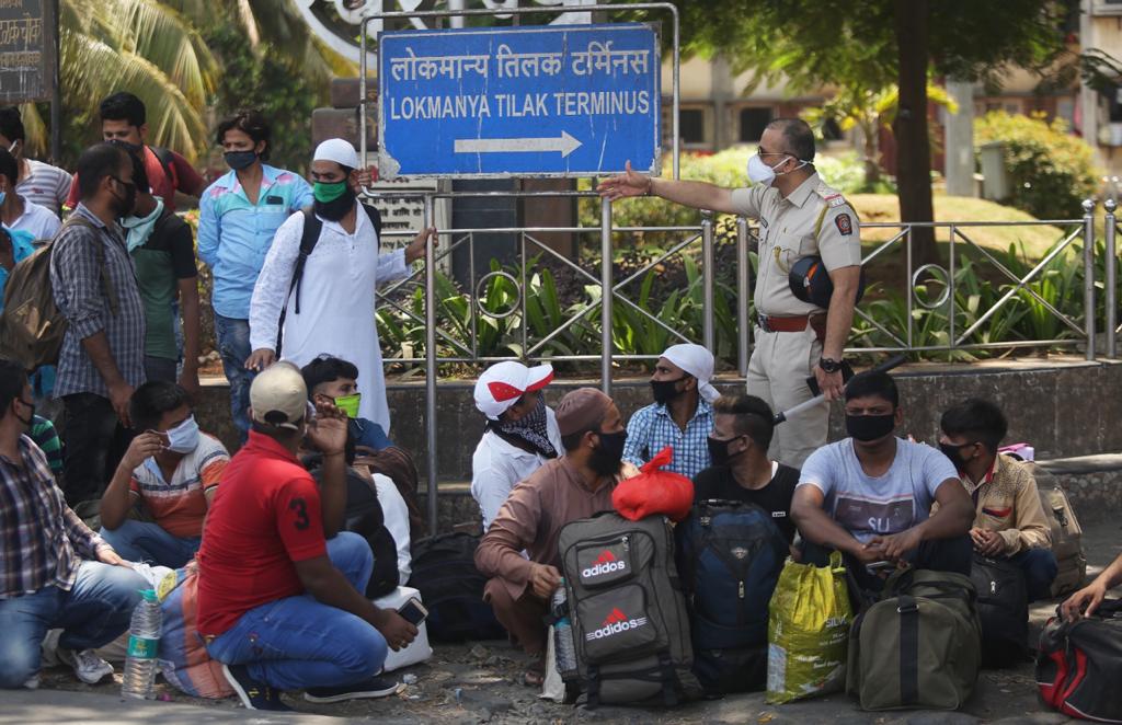 टाळेबंदीमुळे देशभरात अडकलेल्या सर्वसामान्य प्रवाशांसाठी रेल्वे मंत्रालयाने विशेष राजधानी रेल्वे सेवा सुरू करण्याचा निर्णय घेतला आहे.
