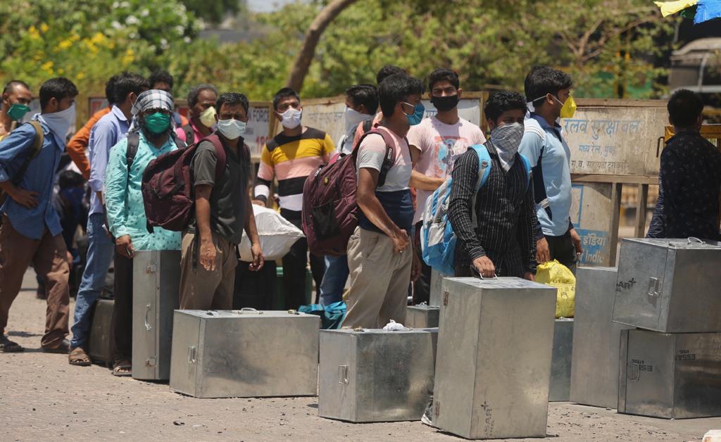 रेल्वेने नवी दिल्लीतून देशभरातील विविध ठिकाणी जाणाऱ्या व येणाऱ्या एकू ण ३० फे ऱ्या चालवण्यासाठी मंजुरी दिली.