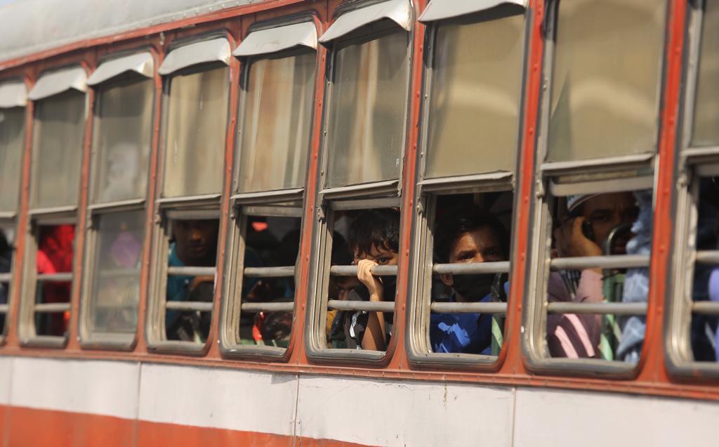 बेस्टच्या बसेसद्वारे या मजुरांना रेल्वे स्थानक परिसरात आणले गेले