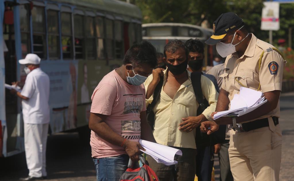 या ठिकाणी पोलिसांनी या मजुरांची सर्व माहिती तपासून घेतीली व त्यानंतर त्यांना गावी जाण्यास सोडण्यात आले