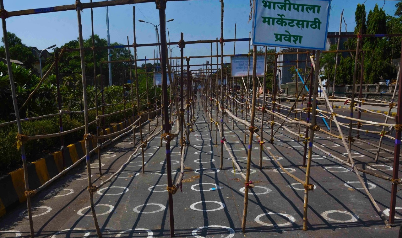 १७ मे नंतर सरकार लॉकडाउनबद्दल काय निर्णय घेतं हे पाहून पुढील निर्णय घेतला जाईल असं APMC प्रशासनानं स्पष्ट केलंय.