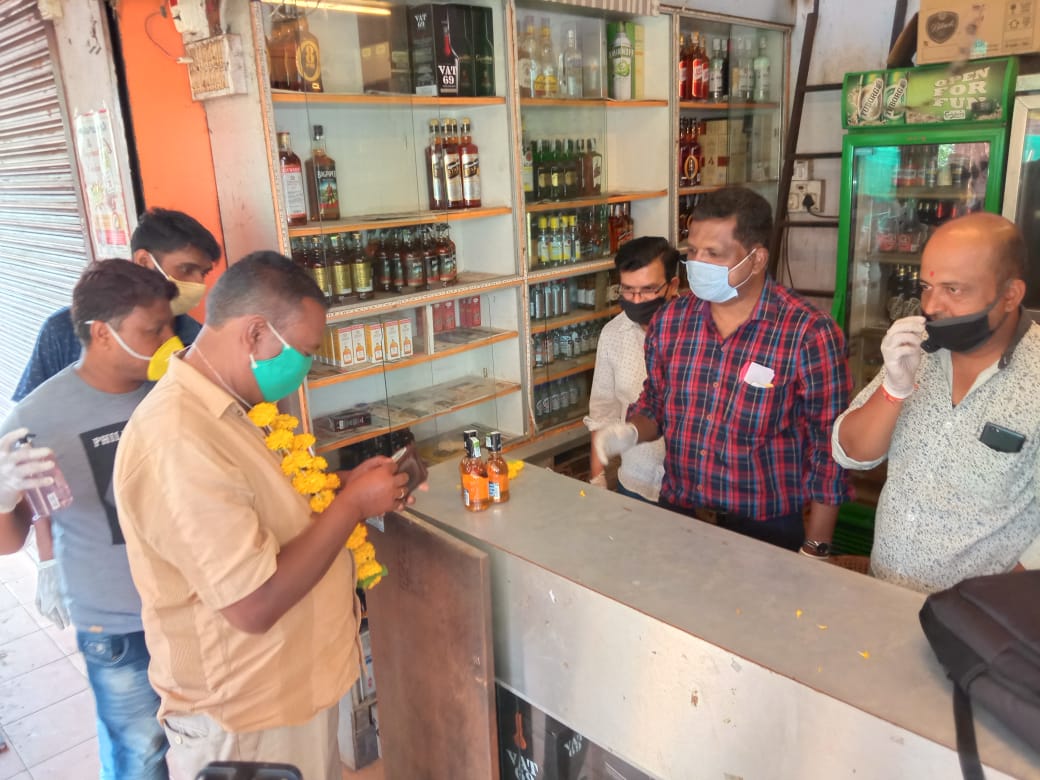 बेळगावमध्ये दारू खरेदीसाठी आलेल्या पहिल्या ग्राहकाला दुकानदाराने चक्क हारच घातला.