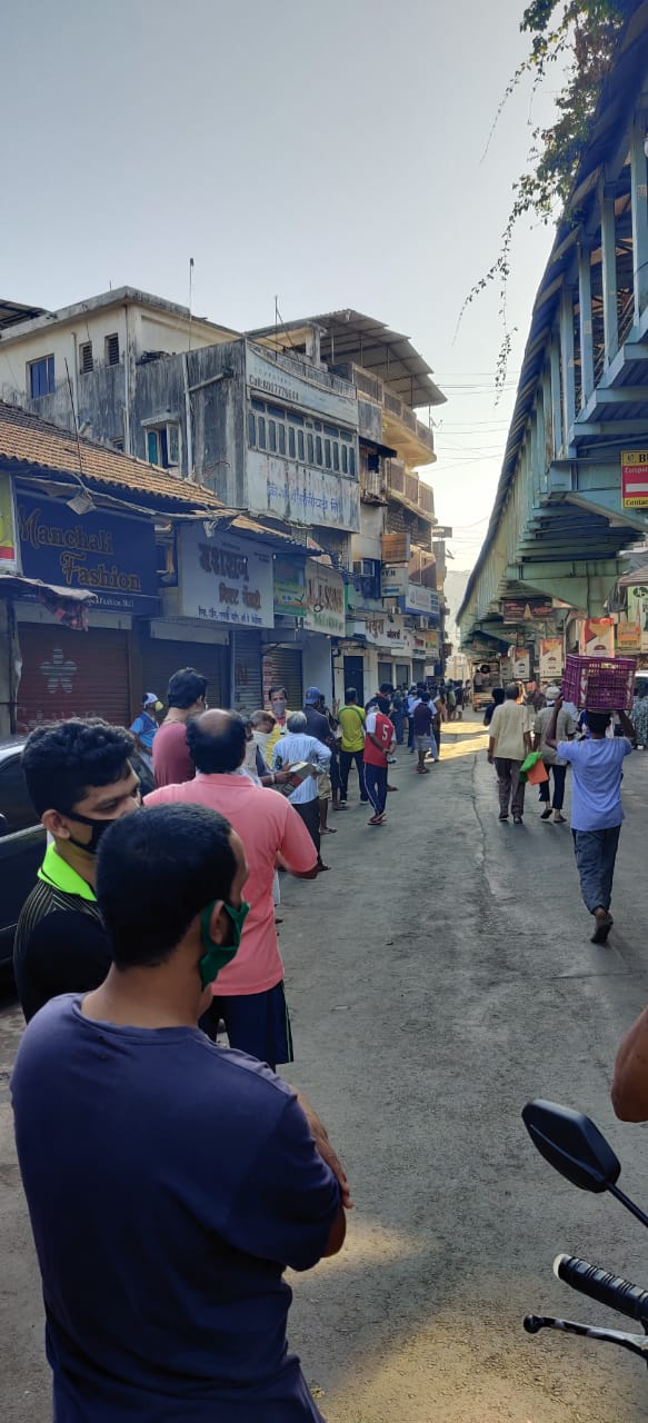 दुकान उघडत नसल्याने रांगेतील संख्या वाढतच होती