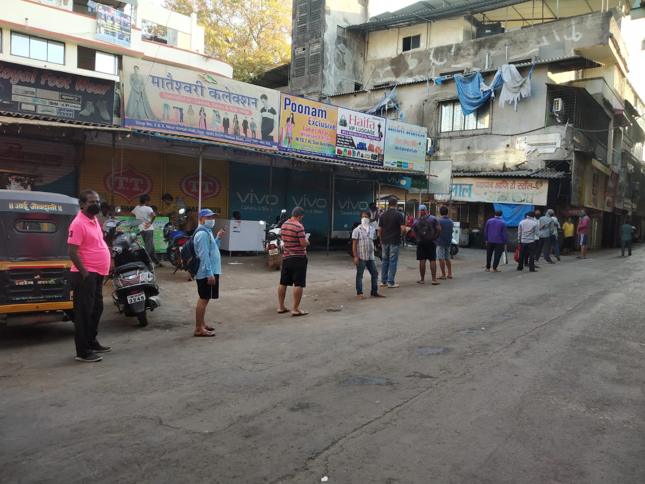 विरारमध्ये दारू खेरदीसाठी लावलेल्या रांगेतही सोशल डिस्टंसिंग दिसले
